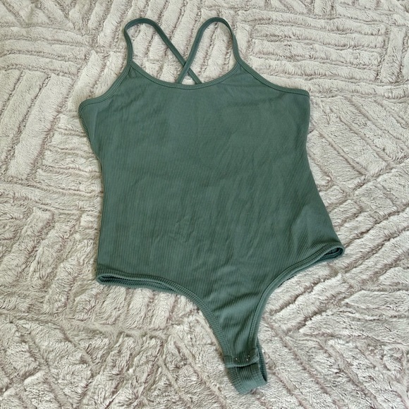 Blush Boutique Green Bodysuit - Picture 4 of 5